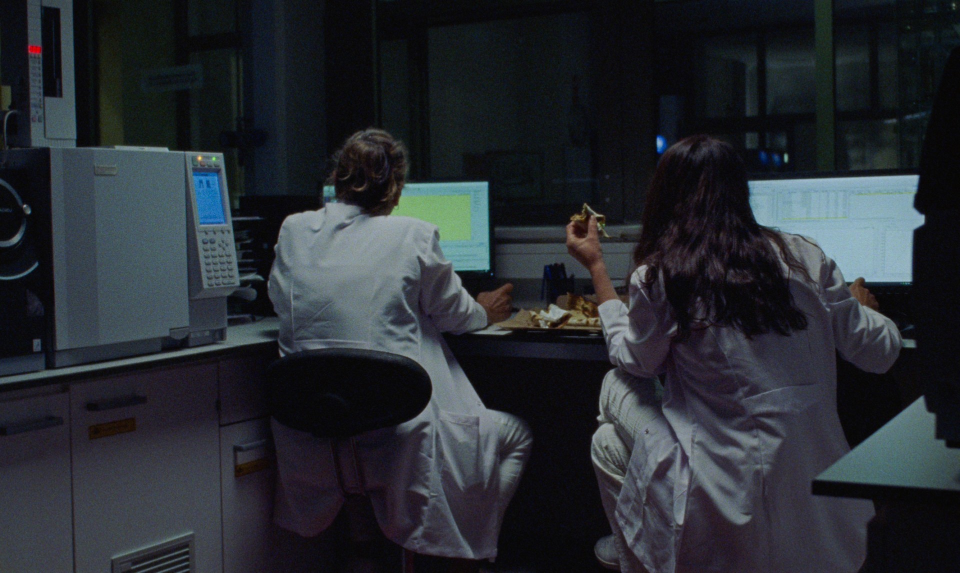 İki Laborantın Yorgun Saatleri (The Weary Hours of Two Lab Assistants)