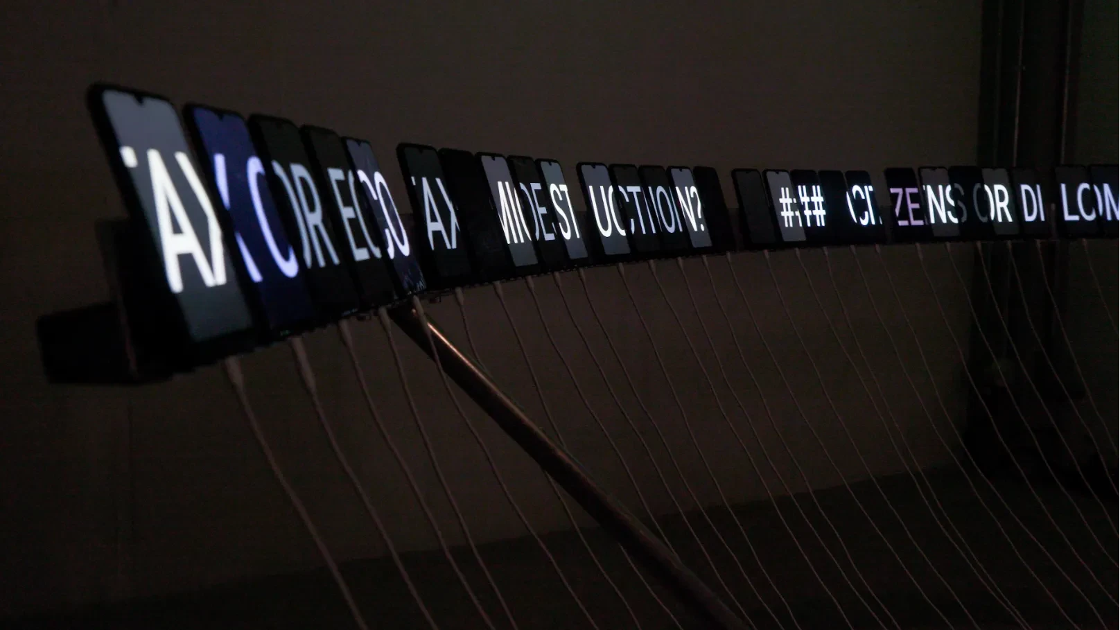 In an idle mode, the 100 screens display a synchronised news-ticker of trending local and global headlines.