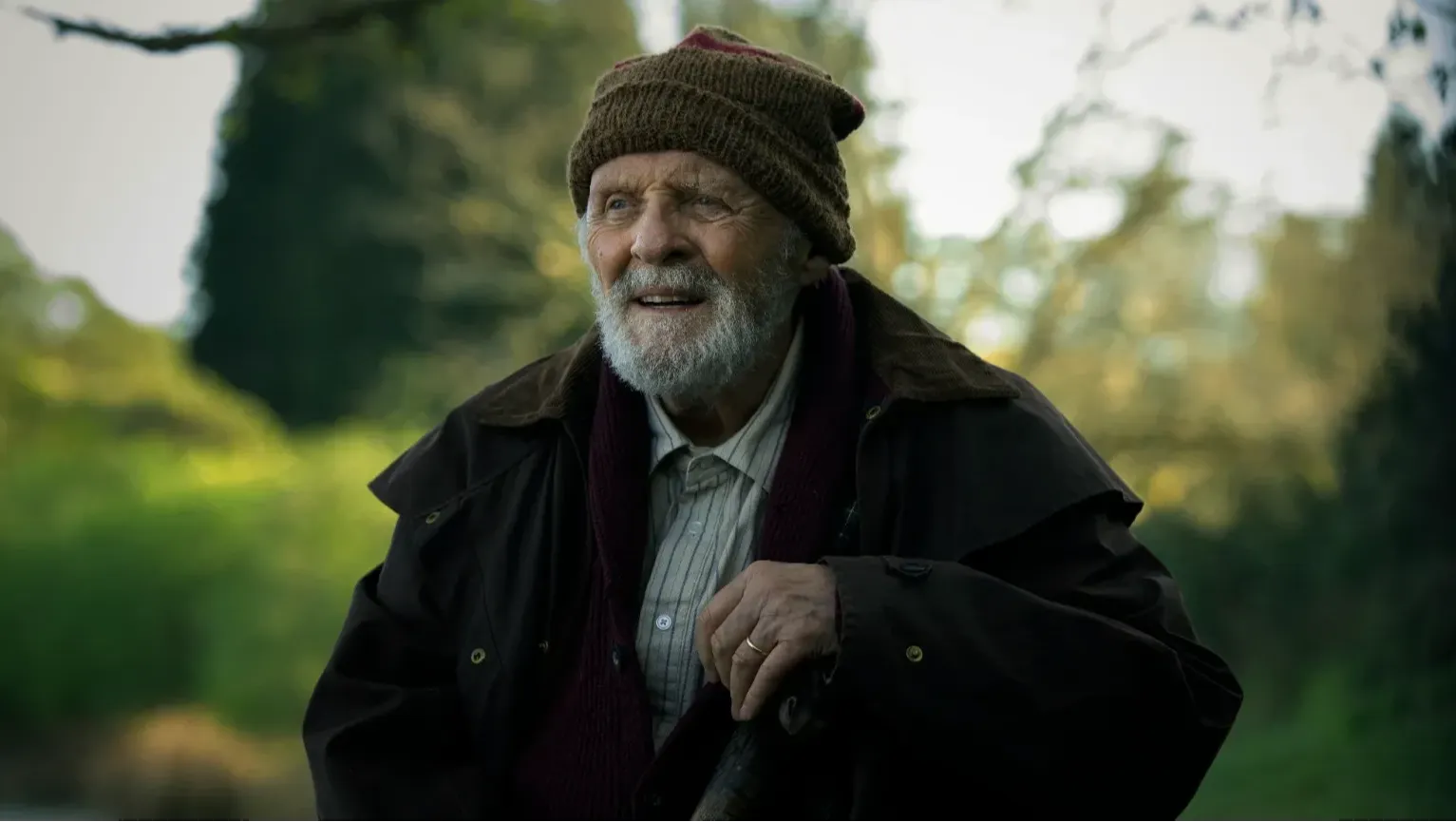 An elderly man (Anthony Hopkins) in a wool hat and overcoat