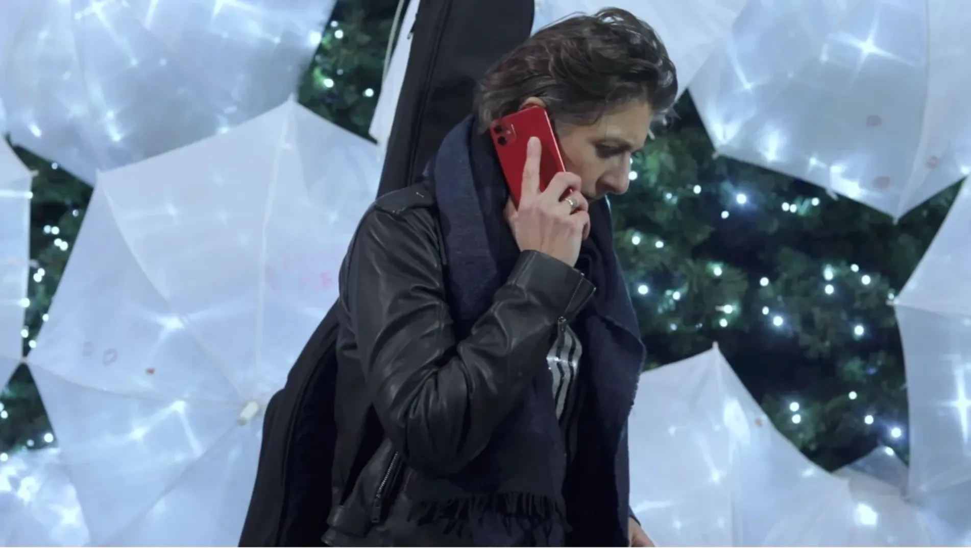 Alex Le Play is calling her best friend about the her concert got cancelled news.